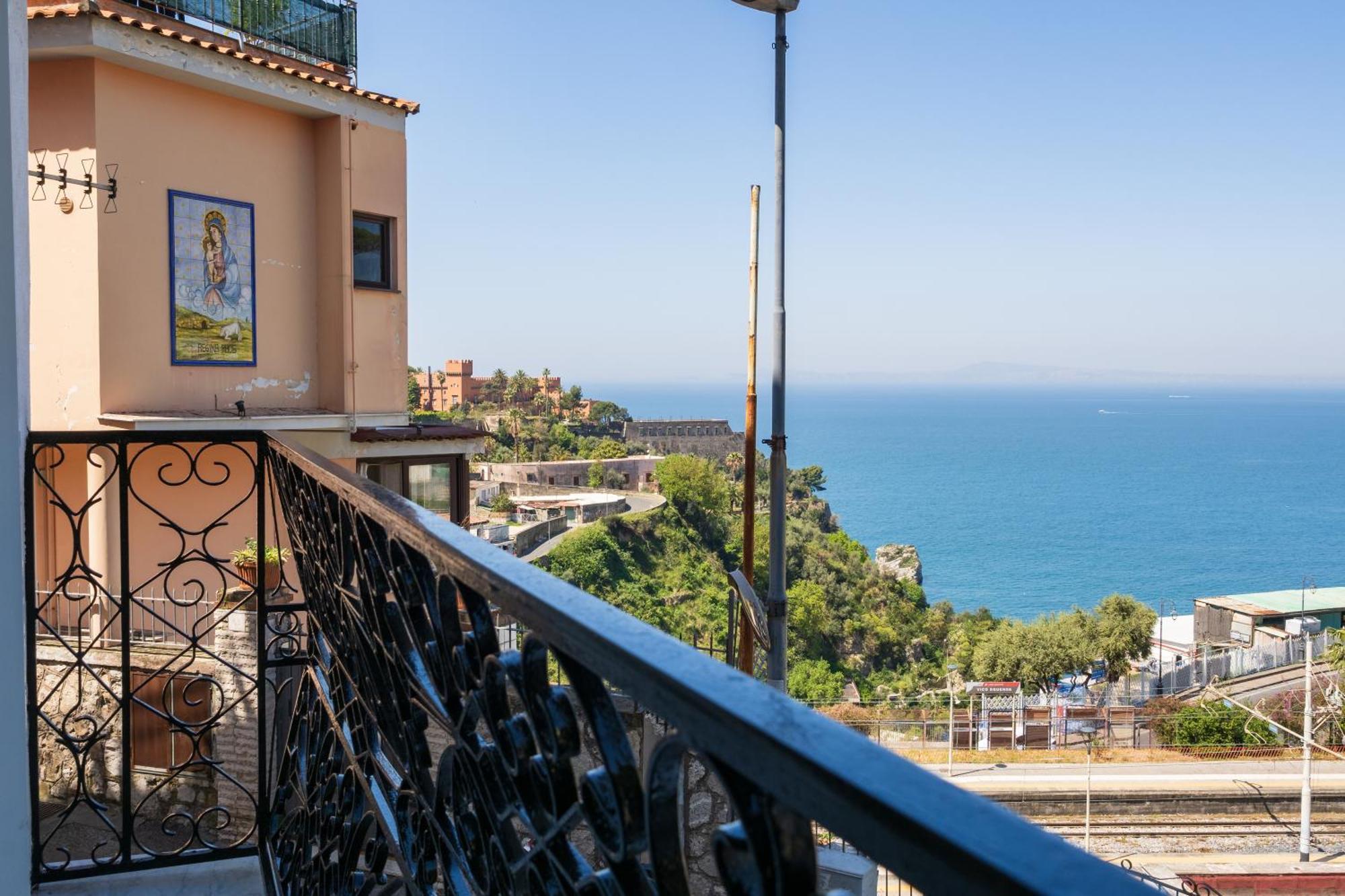 La Casa Del Golfo Lägenhet Vico Equense Exteriör bild